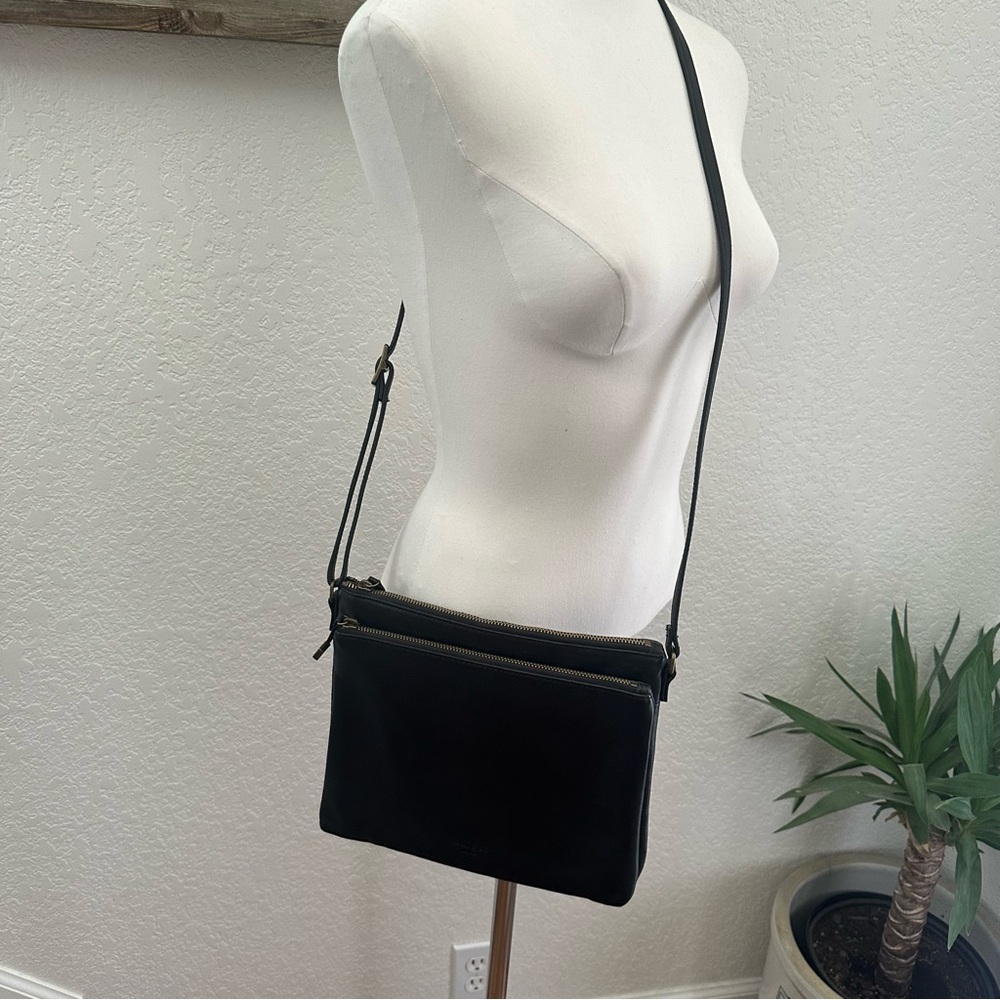 Margot‎ Black Leather Crossbody Bag zipper closure
